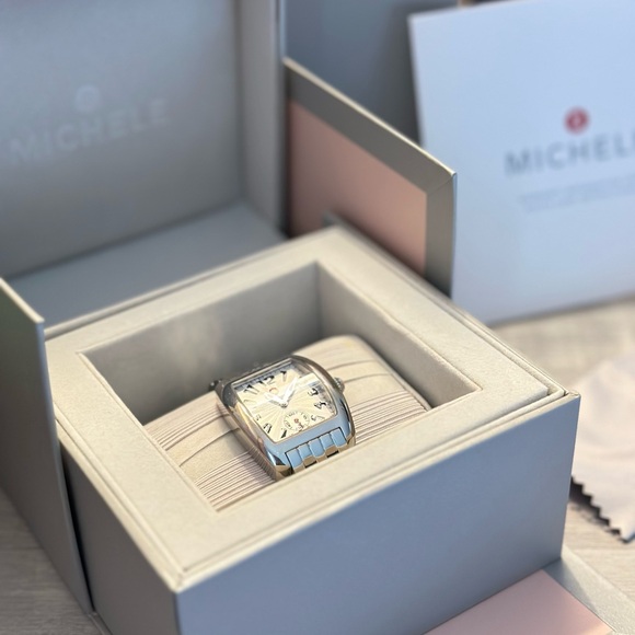 Beautiful Watch - Picture 8 of 10